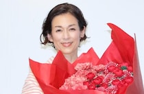 鈴木保奈美、60歳の誕生日祝いにニッコリ「この先思い残すことがないように、やり尽くしていこう」