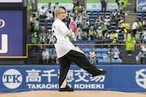 知念侑李、Hey! Say! JUMPメンバーに「カーブで行くわ」と宣言も…ファーストピッチ初登板に「めちゃめちゃ悔しい」