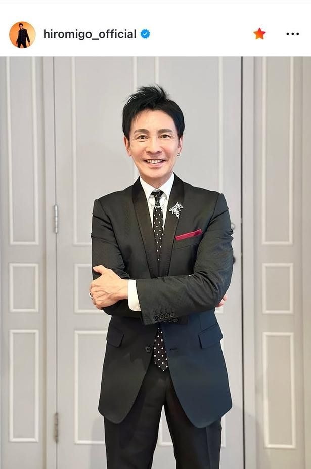 【写真】郷ひろみ、ブローチを胸に微笑む黒スーツ姿