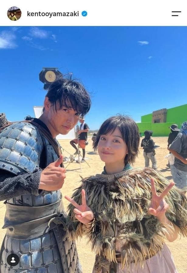 【写真】山崎賢人“信”&橋本環奈“河了貂”のさわやか笑顔の2ショット