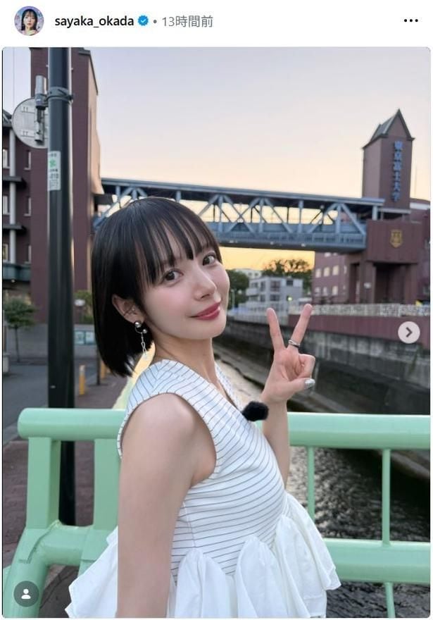 【写真】ピースサインを決める岡田紗佳、ノースリーブトップスもお似合い