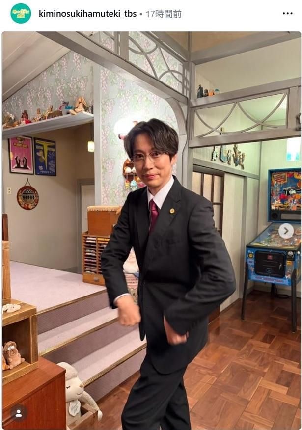 【写真】筋肉アイドルを目指す金田哲“麦”、スーツ姿×メガネがお似合い