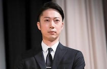 金田哲(はんにゃ)、スーツ姿で“ムキムキポーズ”…お茶目なオフショット披露に「夢が叶いますように」の声＜君の好きは無敵＞