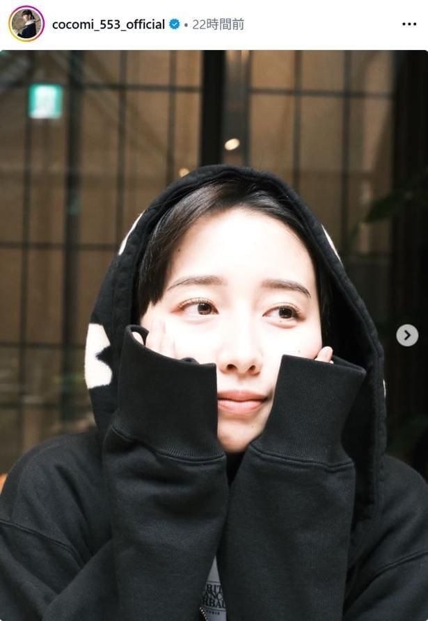 【写真】Cocomi、黒パーカーかぶってリラックスショット