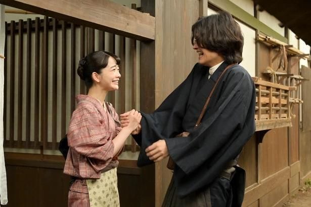 佐野晶哉“シマケン”は小説の新聞掲載決定を見上愛“りん”と喜ぶ 上坂樹里“直美”の元にはある訪問者が<来週の風、薫る>