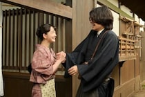 佐野晶哉“シマケン”は小説の新聞掲載決定を見上愛“りん”と喜ぶ　上坂樹里“直美”は幸せな結婚生活を送る＜来週の風、薫る＞