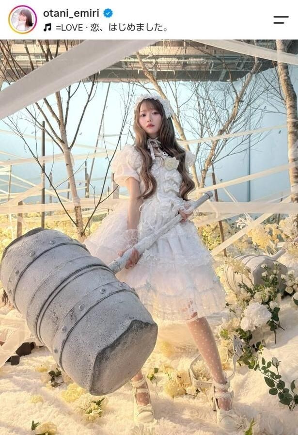 【写真】=LOVE・大谷映美里、巨大なハンマーを持ったドヤ顔ショット