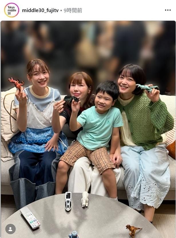 【写真】天野優を膝に乗せた仲里依紗&のん&深川麻衣、家族感あふれるショット
