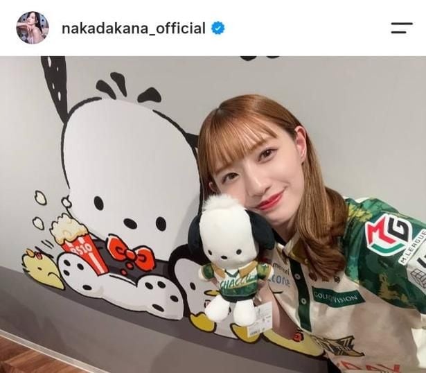 【写真】中田花奈、Mリーグとコラボしたポチャッコのぬいぐるみと2ショット