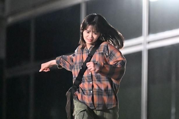 周りに合わせることがつらくなった百花(大島美優)は家出を