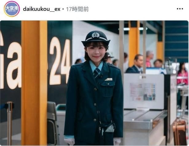 【写真】制服姿の趣里、カメラに気付いてにっこり笑顔