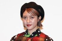 王林、階段に腰掛け足をスラリと伸ばした姿…紫タイツ×ハイヒールコーデに「最近ワイルドでキレイでやばい」と反響