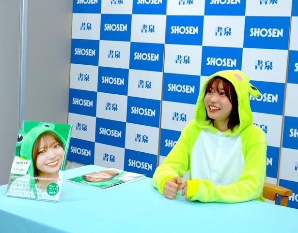 【写真】イベントで会場に訪れたファンの交流を楽しむ川名。