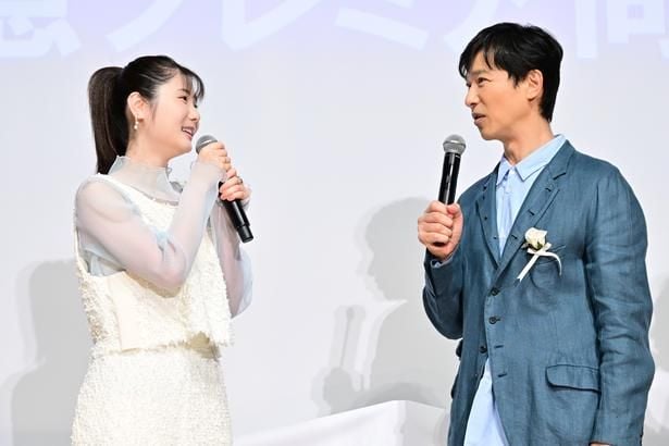 堺雅人(写真右)が“娘”小野花梨と再会を喜ぶ