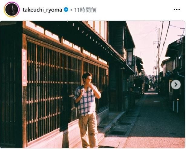 【写真】竹内涼真、夕日差し込む街並みで“映える”全身ショット