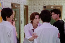 四坂亮翔“芹沢”、小泉光咲“鈴木”のピンチにヒーローのように登場する＜陽キャ集団＞