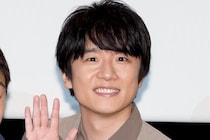 風間俊介が塀にもたれて遠くを見つめる姿に「最高(笑)」「張り込み中の刑事に見える」の声＜Tokyo middle 30＞