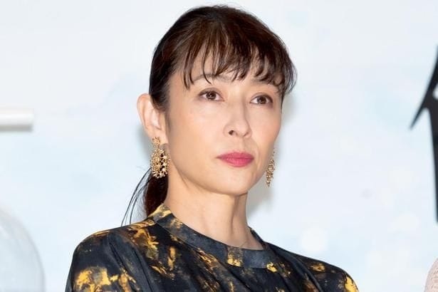 水野美紀、鮮やかなオレンジの花柄ワンピ姿…落ち着いた表情でカメラを見つめる姿に「キレイ」の声<告白-25年目の秘密->