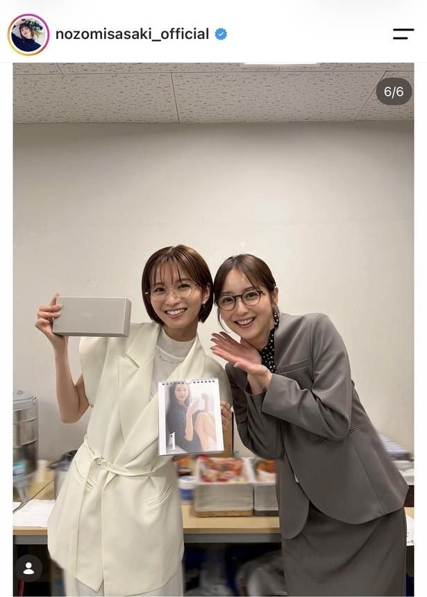 【写真】佐々木希＆岡崎紗絵、佐々木プロデュースの眼鏡をかけて仲良し2ショット
