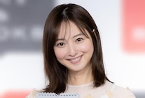 佐々木希、岡崎紗絵との眼鏡姿や子役・泉谷星奈とのリンクコーデに「めがねフェチの私、ニンマリ」「ホントの親子みたい」の声