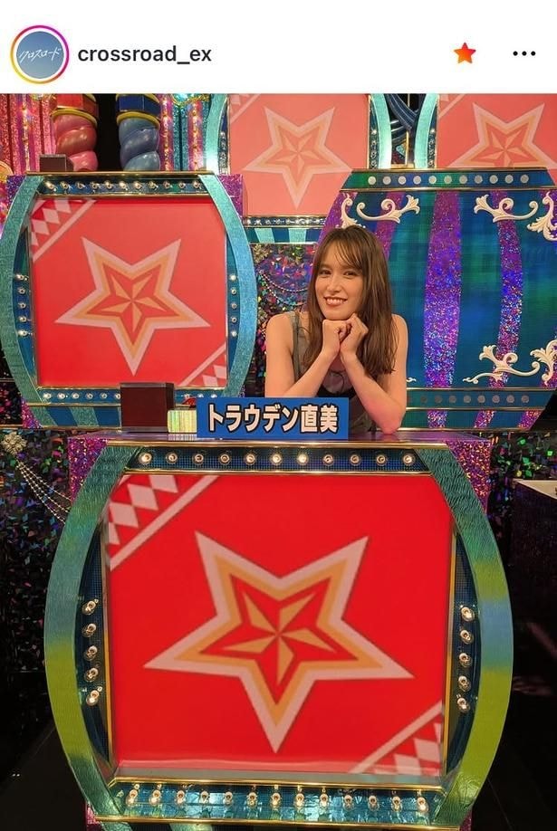 【写真】両手を“顎”に添えた仕草が印象的…トラウデン直美、正面へ向けた笑顔