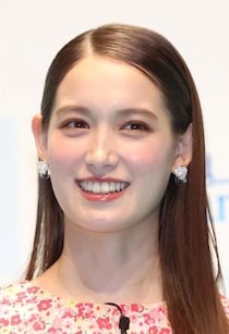 両手を“顎”に添え…トラウデン直美、“ノースリーブトップス”姿の笑顔に「かわいい」＜クロスロード＞