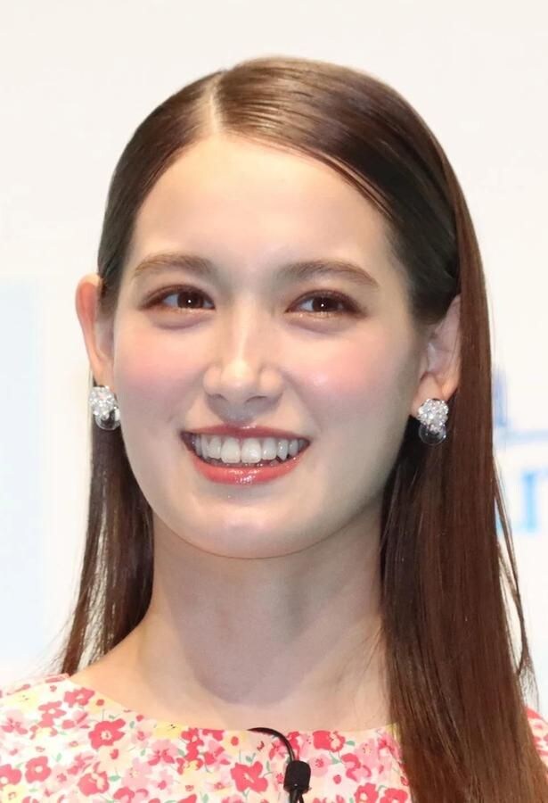 両手を“顎”に添え…トラウデン直美、“ノースリーブトップス”姿の笑顔に「かわいい」＜クロスロード＞