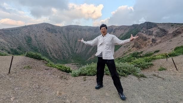 吾妻小富士山頂で絶景を堪能した丸山智己