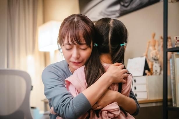 「出てけ!」「不倫女!」悪意に満ちた誹謗中傷の張り紙…標的は宇垣美里“明日香”へと向けられる<おちたらおわり>