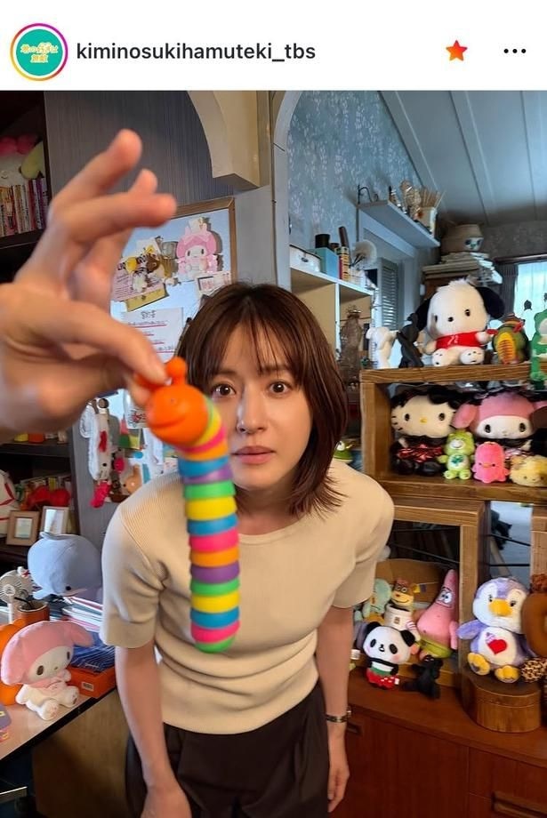 【写真】松本若菜、身を乗り出す“モノトーンコーデ”