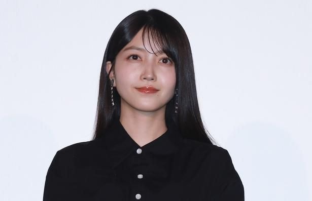 久保史緒里、ぬいぐるみを手にした“デコ出しショット”に「宮城の女神！」「かわいい」の声＜告白－25年目の秘密－＞