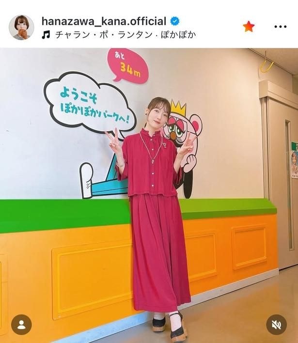 【写真】花澤香菜、首を傾けて両手ピース姿の美肌美人カット