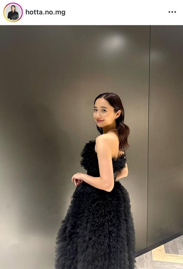 【写真】漆黒の“オフショル”ドレスで気品溢れる…堀田真由、優美な姿
