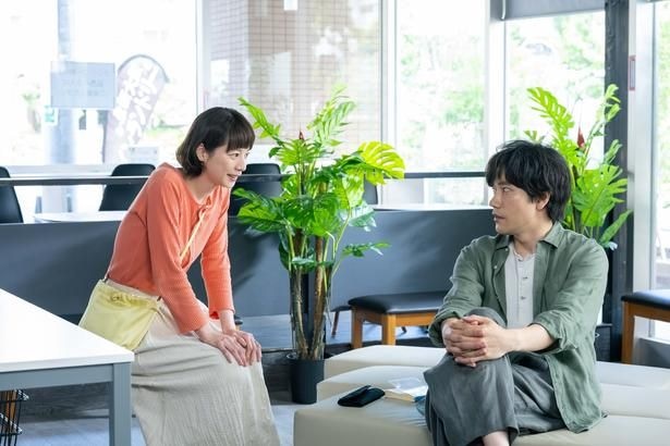 コインランドリーで偶然出会った充(松山ケンイチ)とあずさ(夏帆)