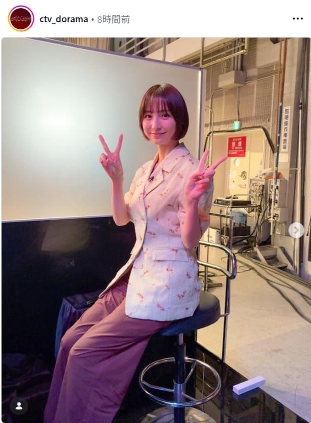 【写真】篠田麻里子、イスに腰掛けてダブルピース
