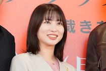 志田未来＆映美くらら、笑顔でピースの仲良しな姿に「かわいいオフショット」の声＜ブラックトリック＞
