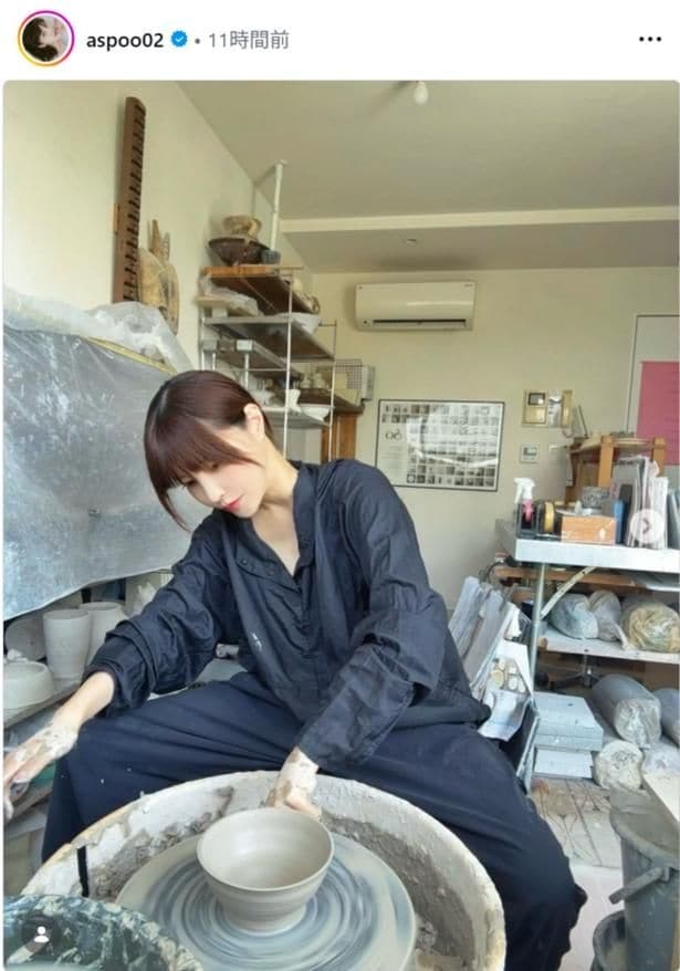 【写真】岸明日香、ネイビーのつなぎ服で陶芸を楽しむ姿