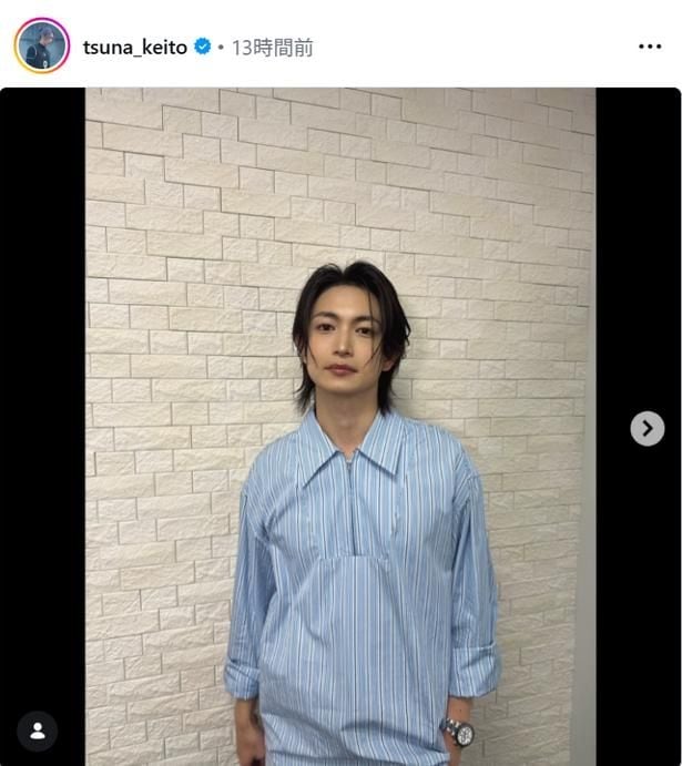 【写真】「やっば、かっこいい」…綱啓永、爽やかなコーデで佇むショット