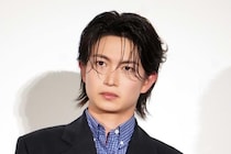 「やっば、かっこいい」…綱啓永、爽やかなストライプ柄シャツ姿で壁の前に佇むショットに反響