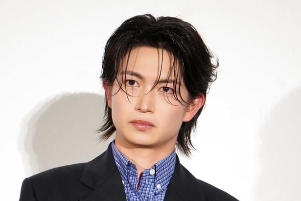「やっば、かっこいい」…綱啓永、爽やかなストライプ柄シャツ姿で壁の前に佇むショットに反響