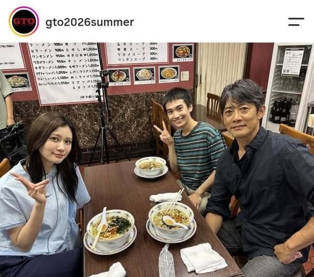 【写真】反町隆史＆生見愛瑠&及川桃利、3人でラーメンを食べる笑顔のお食事ショット