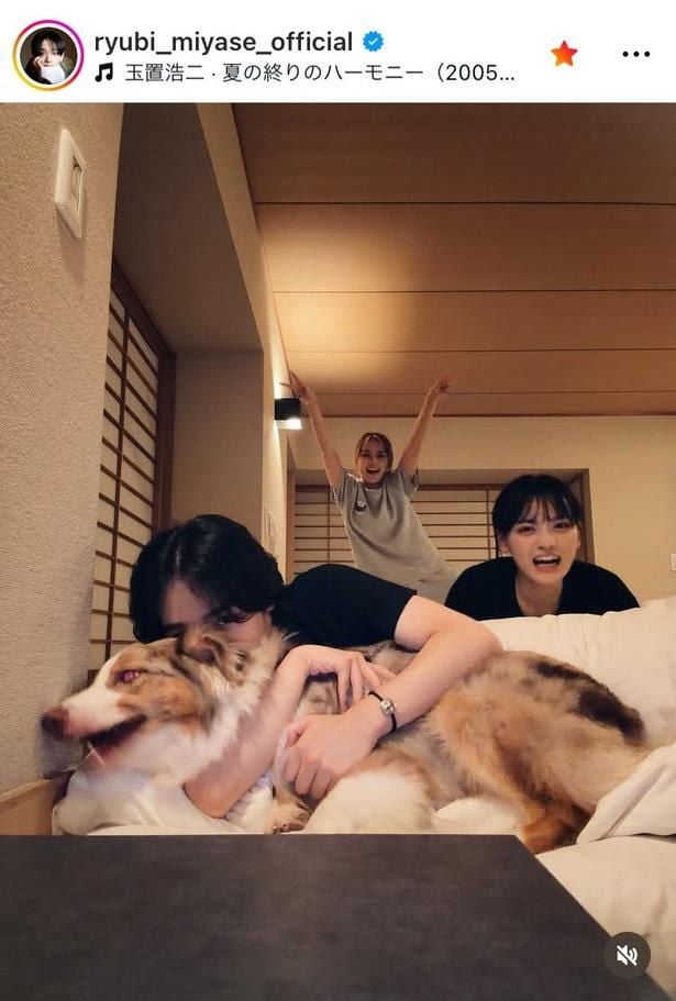 【写真】宮世琉弥、ルディ君×妹との“くつろぎ感”満載姿