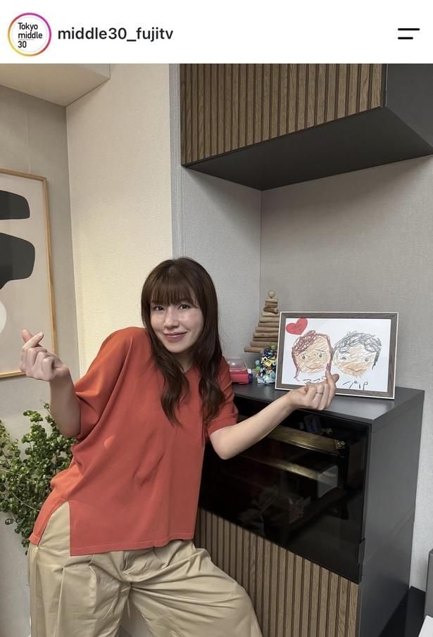 【写真】仲里依紗、“パパ＆ママ”の似顔絵と一緒に最高の笑顔