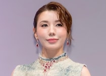 仲里依紗、“パパ＆ママ”の似顔絵と一緒にノリノリの笑顔「めちゃくちゃかわいい」の声＜Tokyo middle 30＞