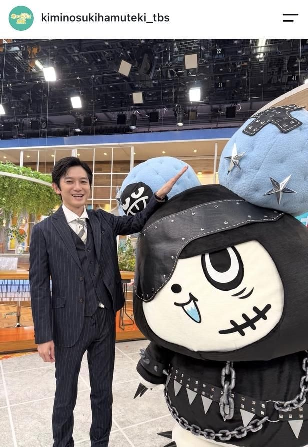 【写真】本郷奏多、キャラクターと並んで、劇中とは異なる“かわいすぎる笑顔”披露