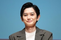 本郷奏多がデレデレの笑顔　“酷評モルコ”をなでるかわいい姿に「今回は悪役…でも好き」の声＜君の好きは無敵＞