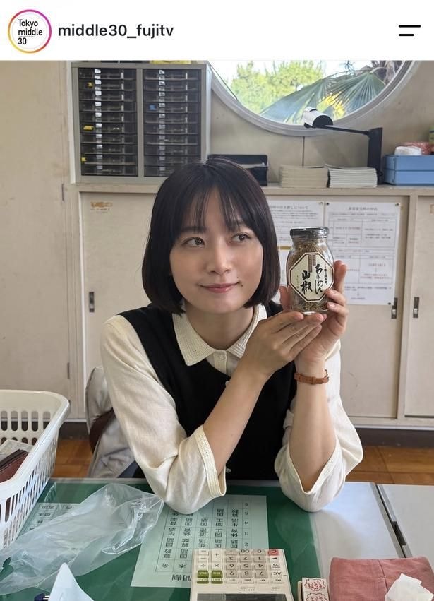 【写真】深川麻衣、ちりめん山椒を手にして流し目を決める姿がかわいい