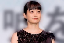 深川麻衣、ちりめん山椒の小瓶を手にして流し目を送る姿に「キュン」＆「いいね！」＜Tokyo middle 30＞