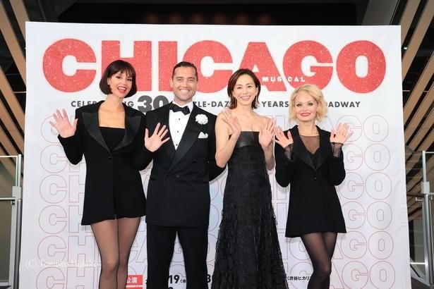 囲み取材に登壇したジャレンガ・スコット、ブラッドリー・ジェイデン、米倉涼子、サラ・ソータート(左より)