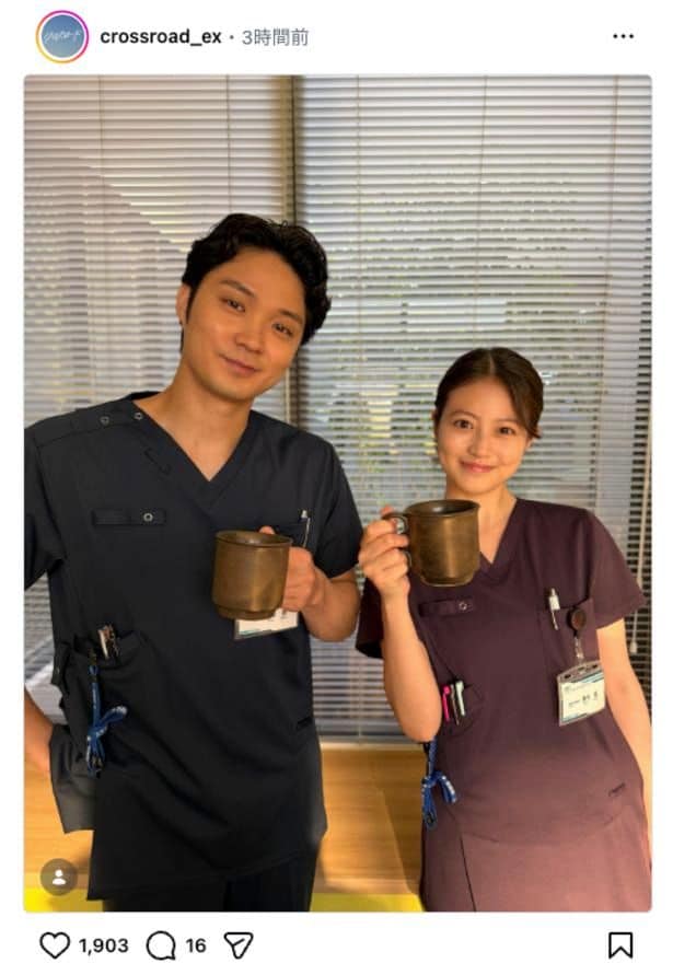 【写真】おそろいのマグカップを手に優しい笑顔の今田美桜と磯村勇斗